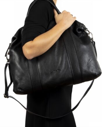 Bolso amplio de mano y colgar.